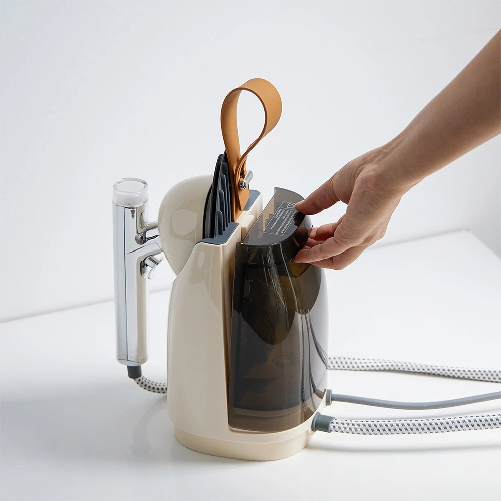 Bàn ủi hơi nước LocknLock Garment steamer ENI218IVY 220-240V, 50-60Hz, 1370-1630W, Dung tích 800ml - Màu ngà - 3