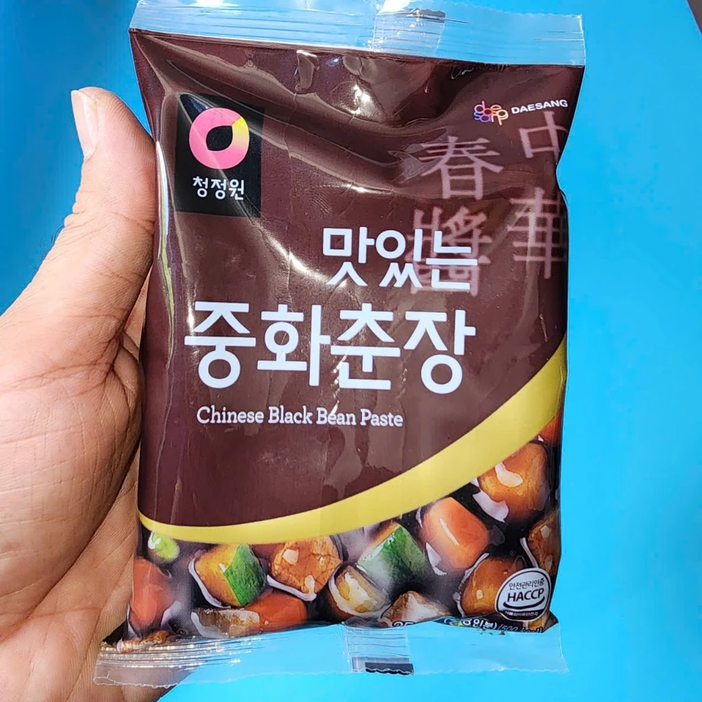 Sốt tương đen Jjajang Hàn Quốc Daesang Chinese Black Bean Paste gói 250g