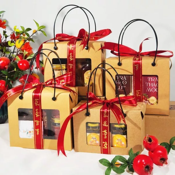 Hộp quà 20/11 tặng thầy cô gồm: Mật ong tinh bột nghệ, mật ong đông trùng kèm táo đỏ hỗ trợ dạ dày, tốt cho sức khỏe