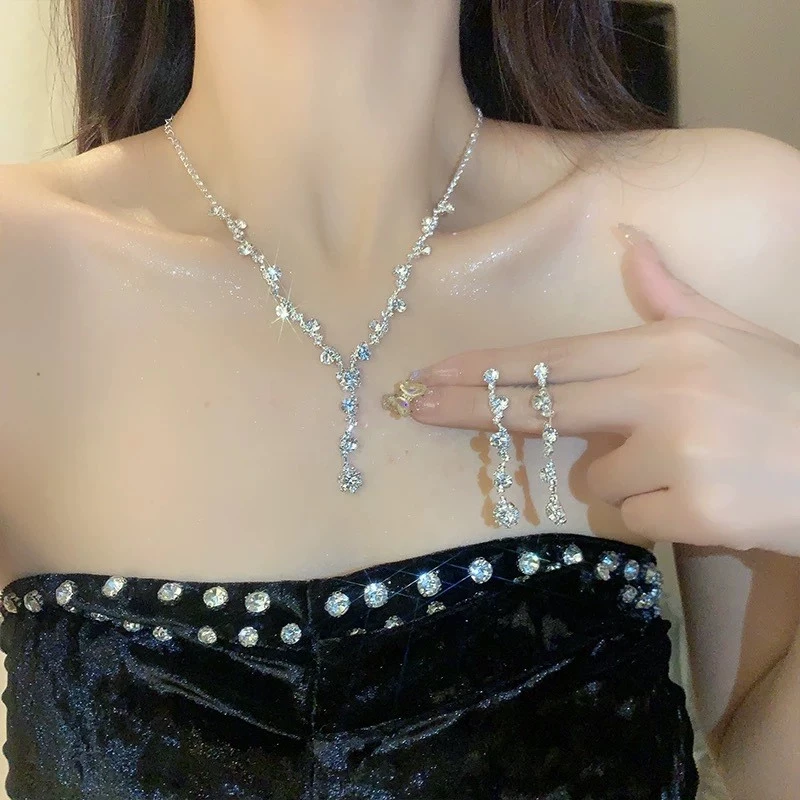 Bộ trang sức gồm bông tai và vòng cổ pha lê tinh tế - Phụ kiện hoàn hảo cho váy cưới - 2